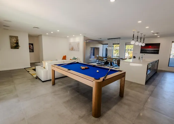 Luxury Retreat With Heated Pool, Hot Tub, Fire Pit & Game & Sleeps 12 Holiday home Scottsdale