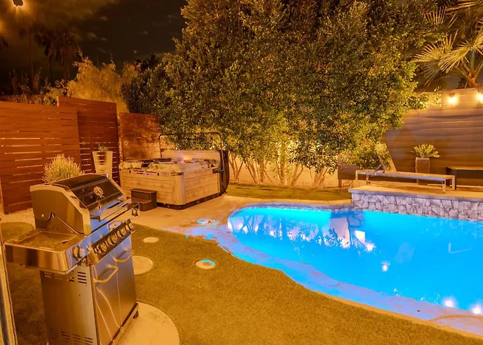Holiday home Luxury Retreat With Heated Pool, Hot Tub, Fire Pit & Game & Sleeps 12